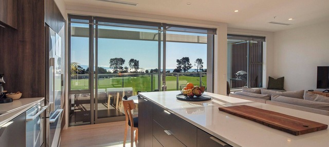Oceanview Beach Apartment with Spa Pool & Swimming Pools