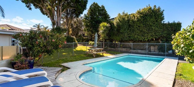 Oceanview Oasis in Auckland with Pool & Balcony