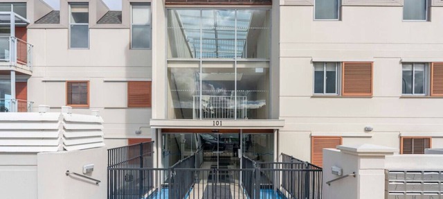 On the Edge of Town Apartment-communal pool, close to lake edge