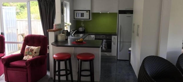 Onaero Bay Bach11, coastal cottage and traditional kiwi Bach holiday retreat