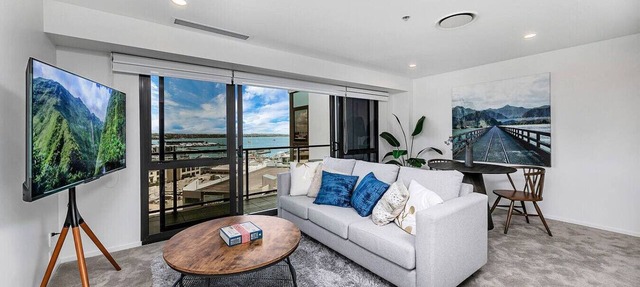 One Bed Harbour Views, Pool & Parking on Hobson St
