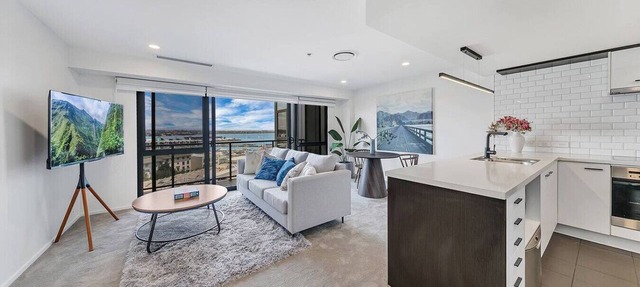 One Bed Harbour Views, Pool & Parking on Hobson St
