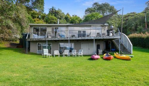 Onepoto Bay Lakehouse - Lake Rotoiti Holiday Home