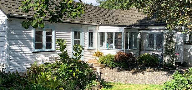 Orange Grove Homestead - Spacious Garden Holiday Home