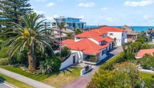 Orewa Beachside Escape - Backyard & BBQ