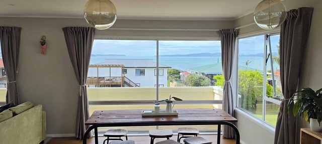 Original New Zealand Beach Bach, minutes from the beach and local shops