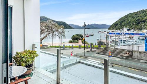 Oxleys 205 one bedroom with sea views