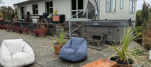 Paradise on Pearson,Spa Pool | Private Pond | Mountain Views,3 mins to Cromwell