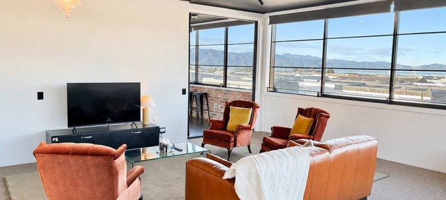 Petone Ocean Views | 3BR | Shops + Parking