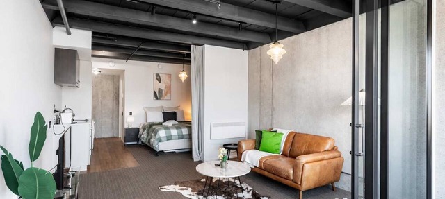 Petone Studio Stay | Balcony + Bath and Tub