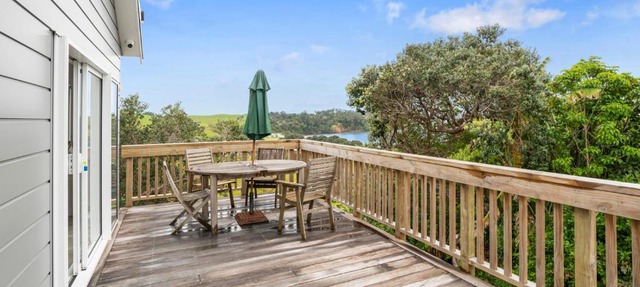Pohutukawa Paradise - Martins Bay Holiday Home