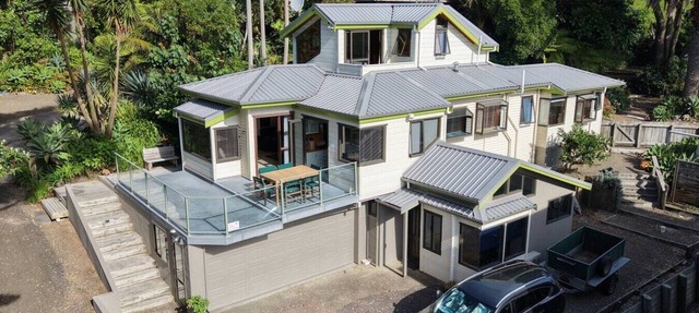 Pohutukawa Rise -Coastal Holiday Home