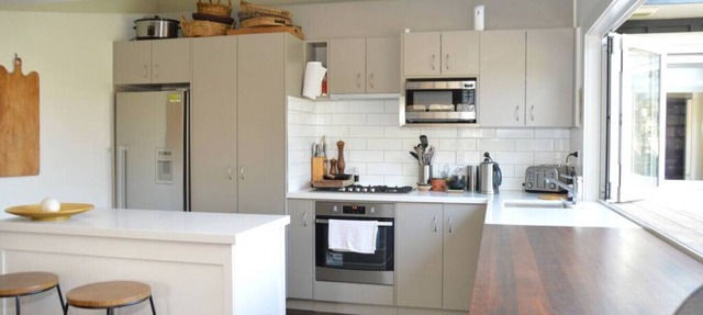 Pokaka · WOW factor, impressive home, 1 block from beach