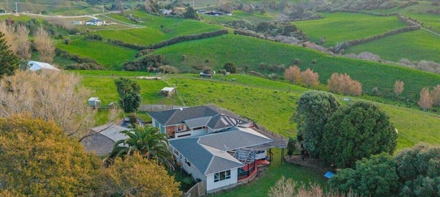 Pokeno Country Retreat | Spa, BBQ and Rural Views
