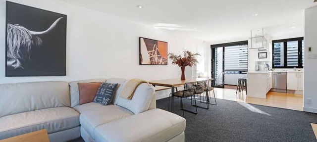 Ponsonby 4BR Townhouse w Parking | Walk to Shops