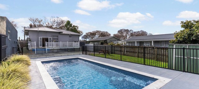 Poolside Pause - Auckland Holiday Home