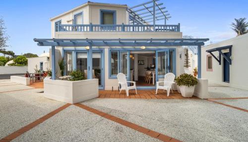Poolside Waterfront - Orewa Oceanside Villa