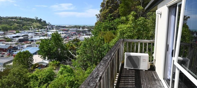 Poutama - private and sunny house with views and a 10 min walk to town center.