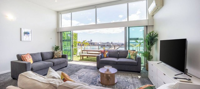 Princes Wharf Apartment with Harbour Views