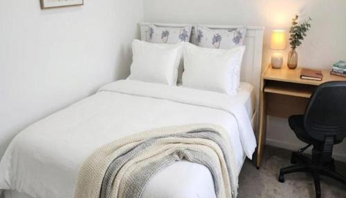 Private 1-Bedroom suite in 3 bedroom house