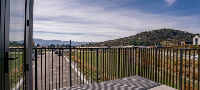 Private Balcony, 2 Bathroom, Free Washer Dryer