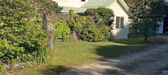 Private cottage 3 mins walk to beach sleeps 5 Rangihaeata Takaka Golden Bay