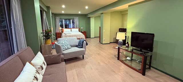 Private Peaceful Basement studio, Breakfast included, 10 min walk to beach