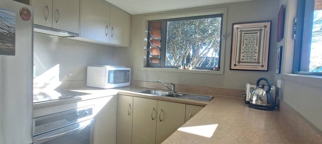 Private self-contained. Great neighbourhood location. Close forest & geothermal
