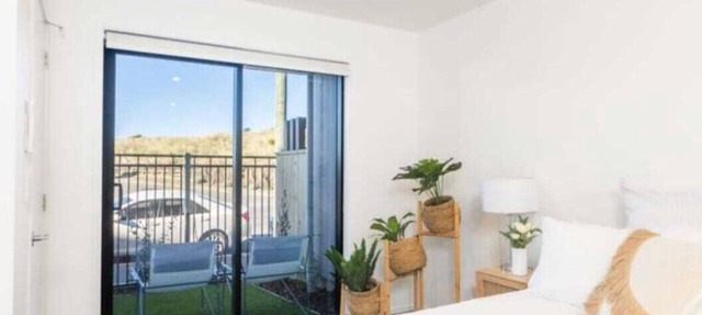 Private studio room over the road from the beach, 2 mins to hot pools