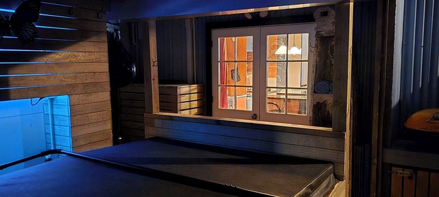 Private Wellington Retreat centrally located, jacuzzi, bbq, theatre & much more!