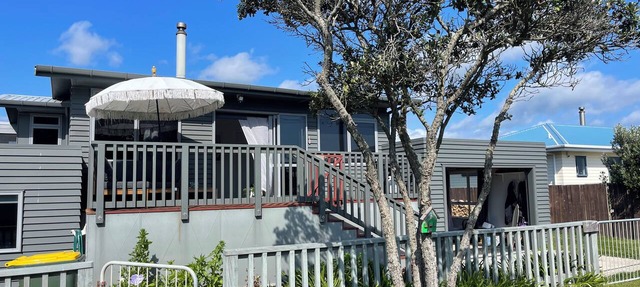 Pukehina beach house: Estuary views + Outdoor bath