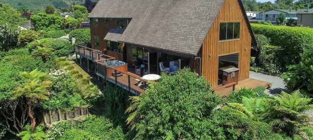 Pukeko Landing - Lake Views, Spa Pool, Sleeps 7