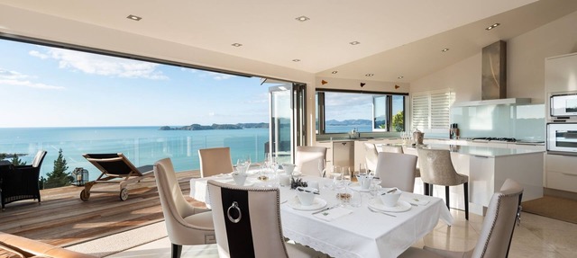 Qualmark 5 Star Luxury Accommodation with stunning views over Long Beach