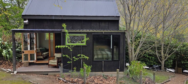 Queenstown cycle trail tiny house accommodation - please note, no vehicle access