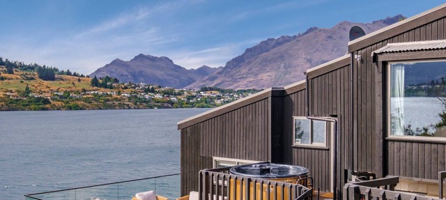 Queenstown Lakefront Dream | 3 Bed | Hot Tub | BBQ