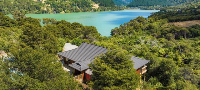 Quiet seclusion beside the sea with spa pool. Pet friendly (no cats covenant)