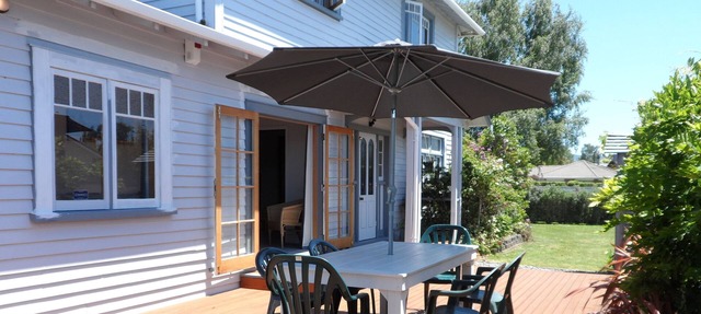 Quiet spacious comfortable home Wi-Fi sundeck 2 living areas large outdoor areas