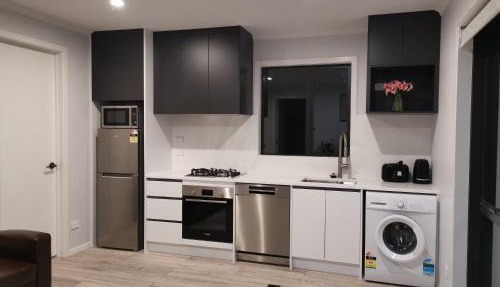 Rabbits Home- Secure Gated Parking, River Road Executive