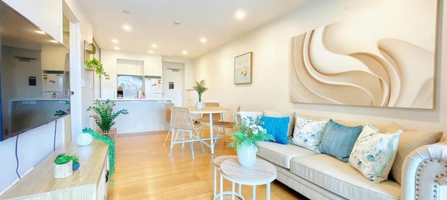 Refreshing Central 2 Bedrooms on Queen St Living