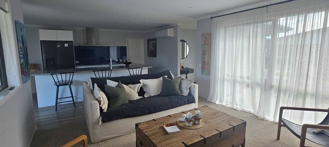 Relax in Beautiful Papamoa – Stylish, Comfortable Home Close to the Beach