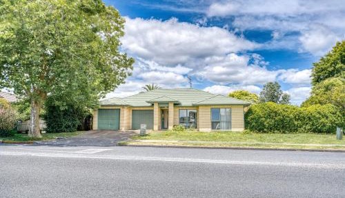 Relaxing 3BR Home by Wattle Downs Reserve