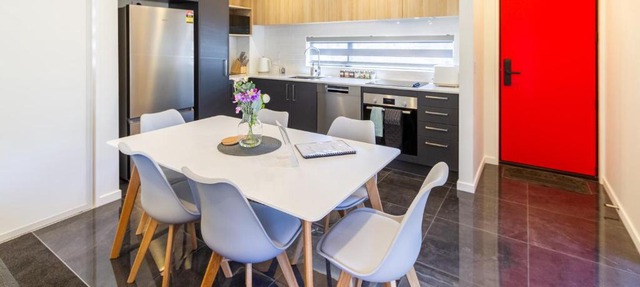 Relaxing stay across from Westfield mall Sleeps 6