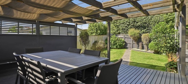 Retreat@23B - Stylish 2BR, Covered Deck, Sleeps 4