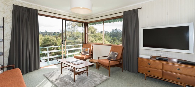 RETRO RIVER RETREAT - KERIKERI HOLIDAY HOME, with pool in Kerikeri