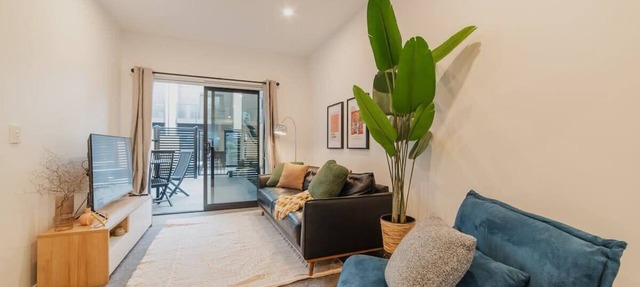 Riverside City Base | 4BR + BBQ | Group Stay