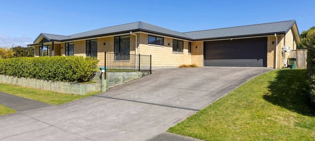 Riverview on Hindmarsh - retreat with elevated stunning Waikato River views in Taupo