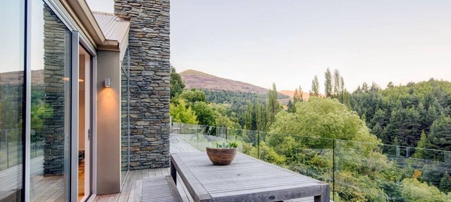 Riverview Retreat Queenstown (4 Bed) by MajorDomo | Arthur`s Point Alpine Villa with Shotover River Views & Spa Pool.