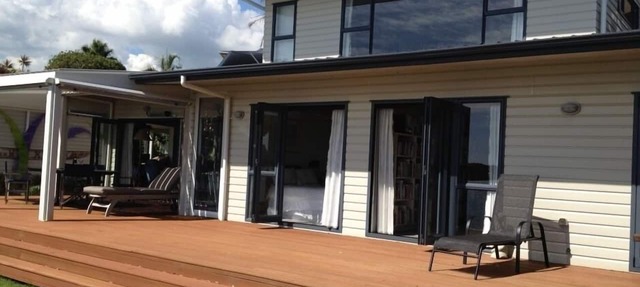 Robyn's Waterfront Retreat - Tui