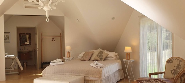 Romantic LUXURY loft in STUNNING Nature Retreat.