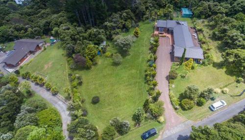 Romantic vintage retreat away in West Auckland